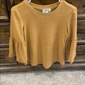 Super cute mustard colored 3/4 sleeve top.